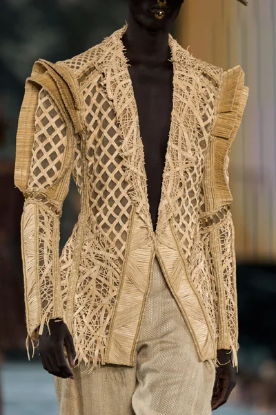 Look 16